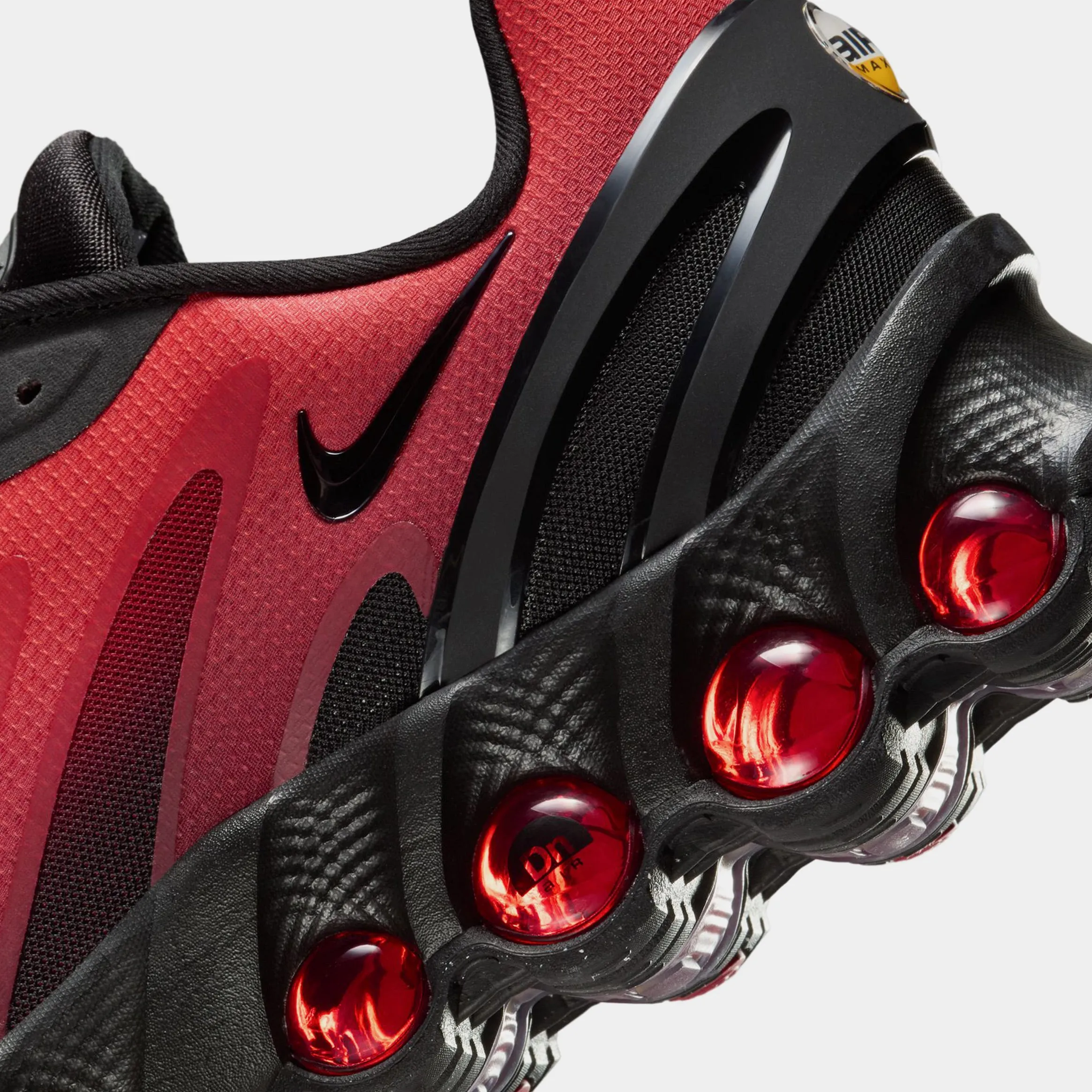 Air Max Dn8 Mens Running Shoes (Black/Gym Red/Bright Crimson)