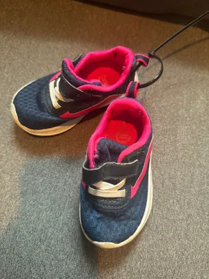 Girls athletic sneakers  - size Shoes:           5 & 5.5 (Little Kid)