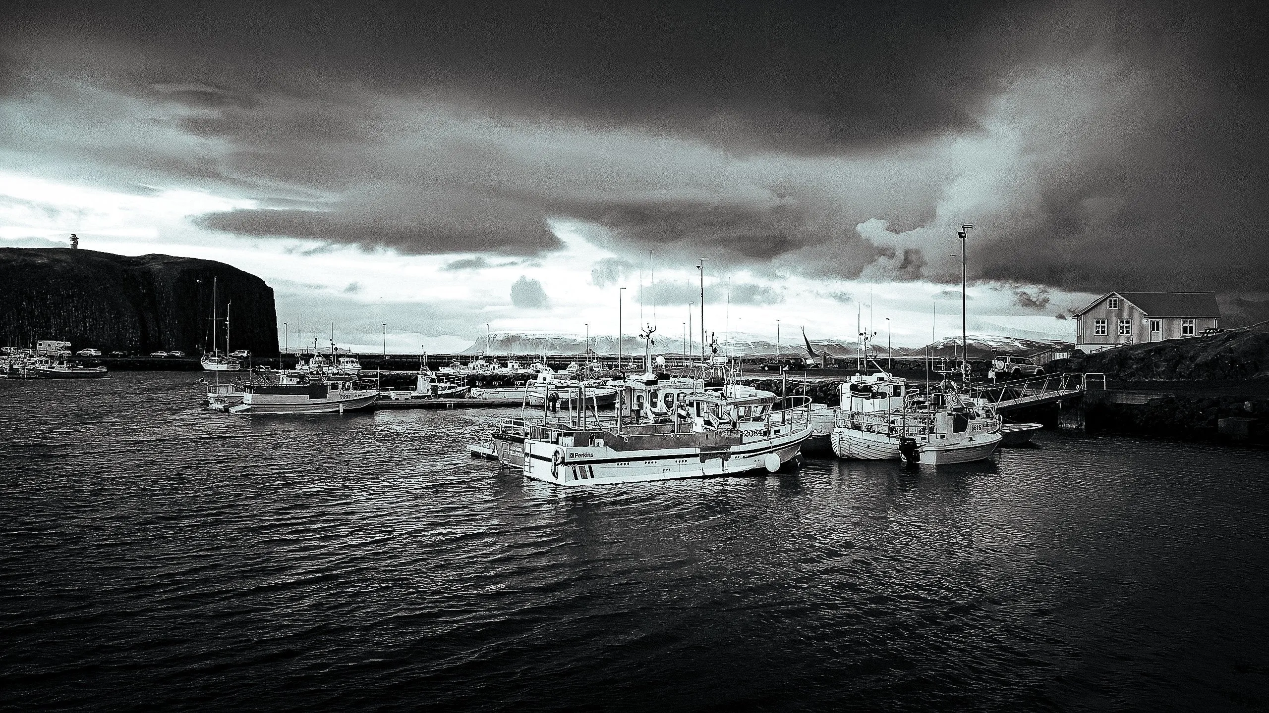 harbor-boats-in-iceland-during-sunset-with-lighthouse