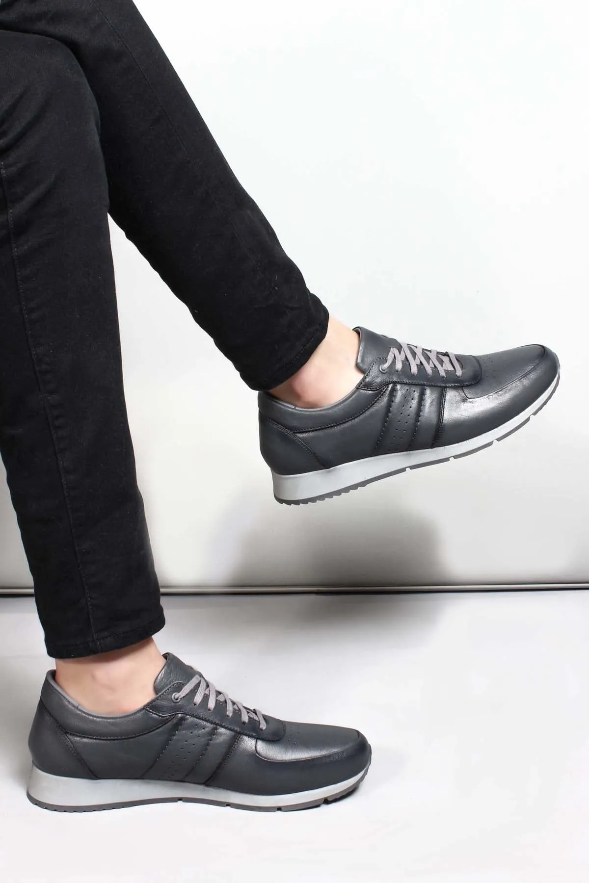 Men's Gray Leather Low-Top Sneakers with Contrast Sole - Wessi