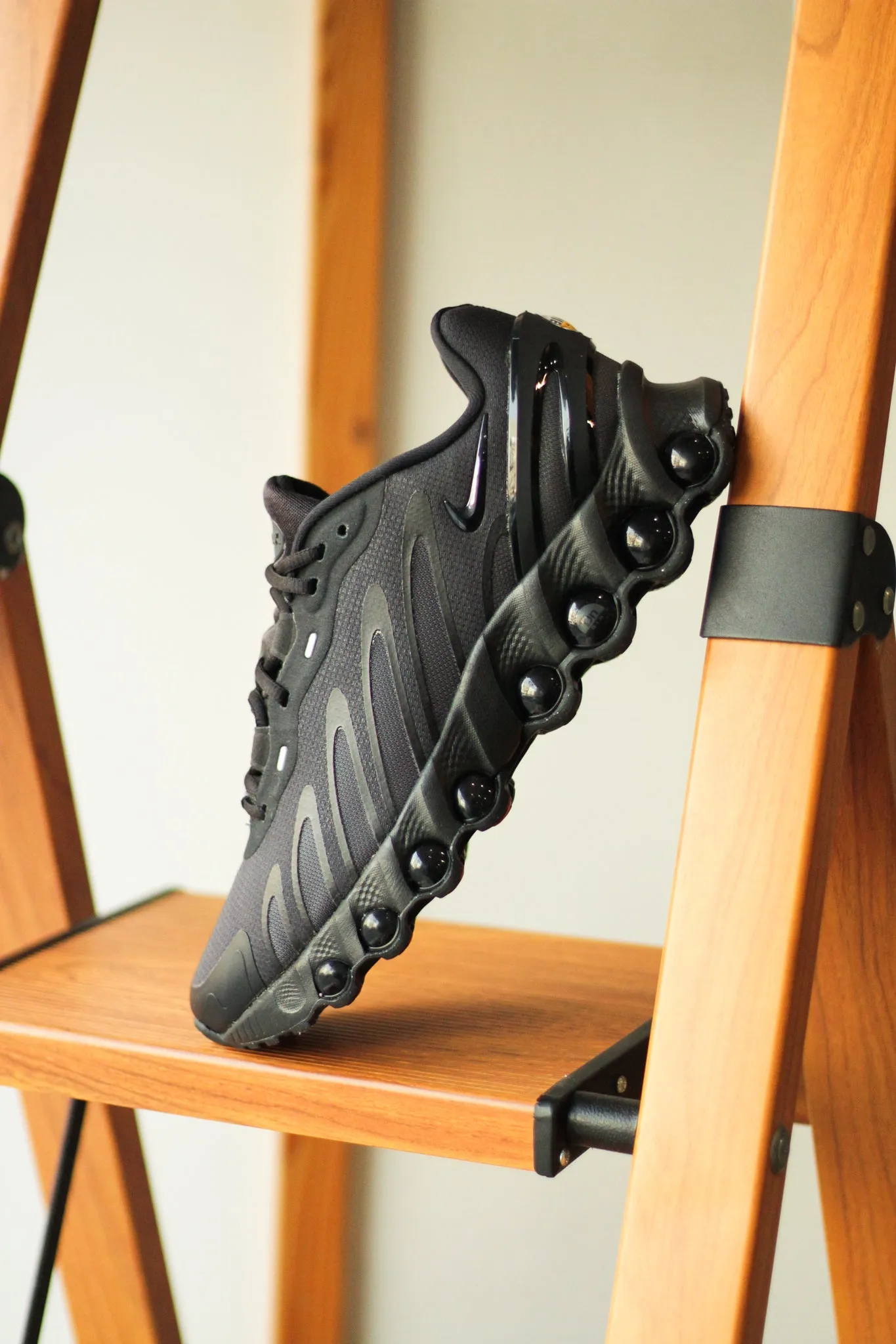 NIKE AIR MAX DN8 "BLACK/ANTHRACITE-BLACK-ANTHRACITE"
