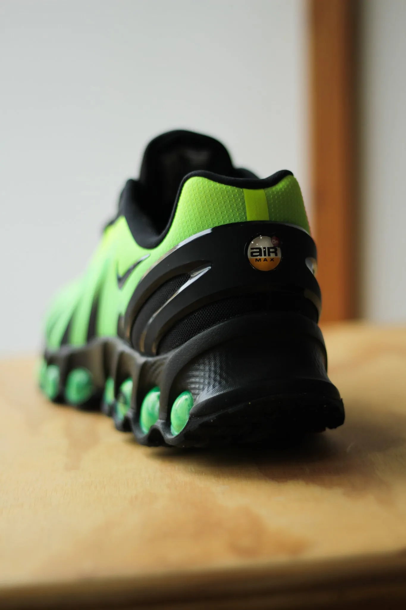 NIKE AIR MAX DN8 "BLACK/BLACK-GREEN STRIKE-VOLT"