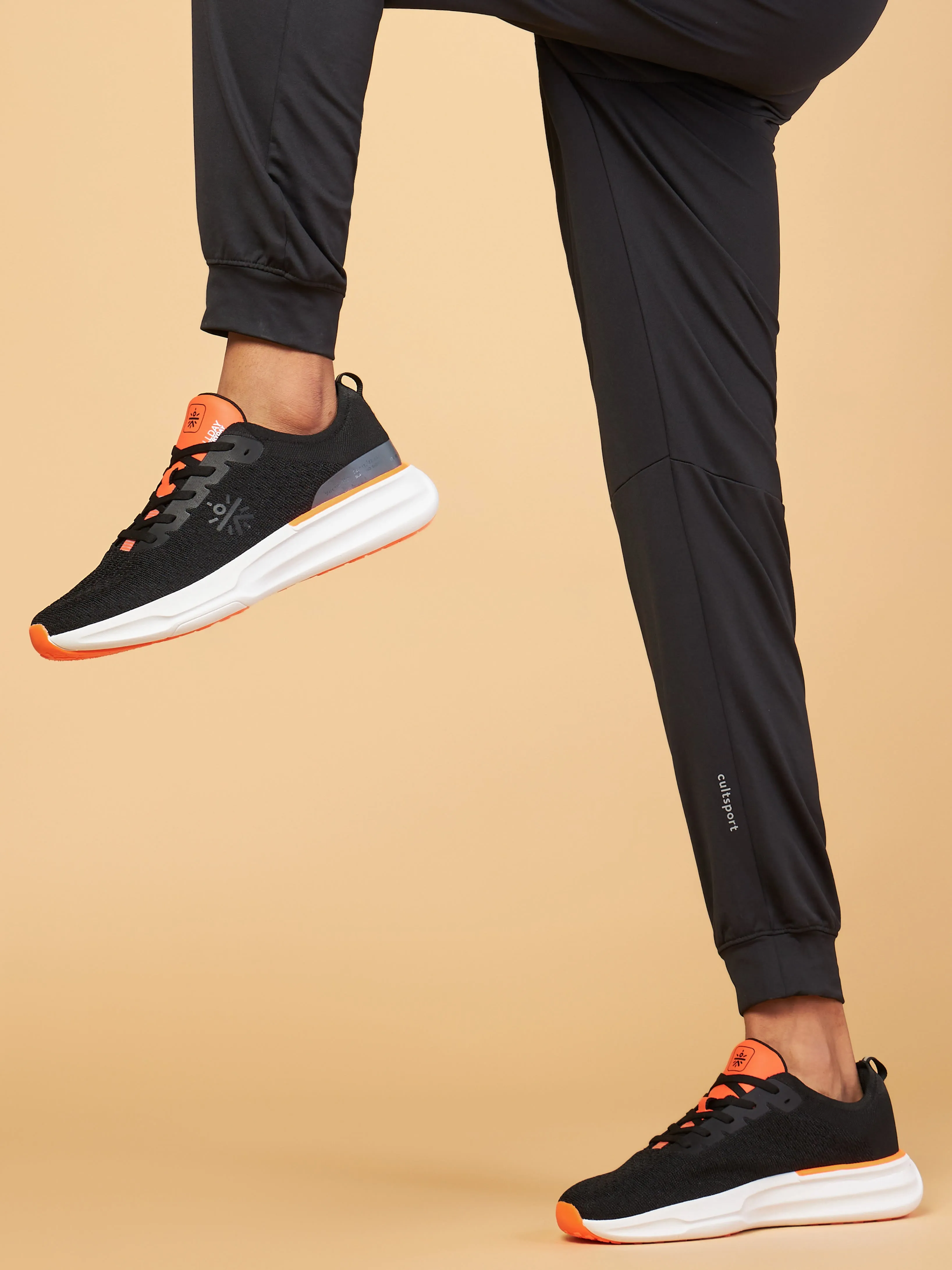 Versa Fly Men Running Shoes - Black/Orange